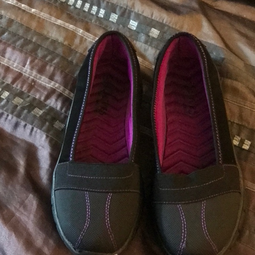 Comfortable insoles and grip soles in this nice par of Curves sporty shoes.!